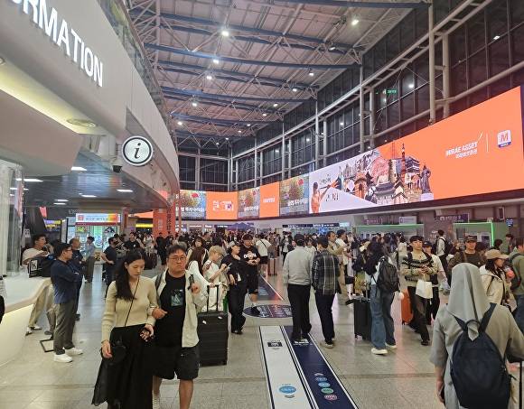 추석 연휴가 시작된 3일 서울역에 시민들이 붐비고 있다.  [사진=홍성효 기자]