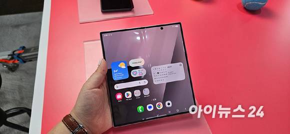 미국 뉴욕 브루클린에 자리한 듀갈 그린하우스에서 열린 갤럭시 언팩에서 '갤럭시Z 폴드7'를 살펴보는 모습. 펼쳤을 때 화면은 8인치에 달한다. [사진=박지은 기자]
