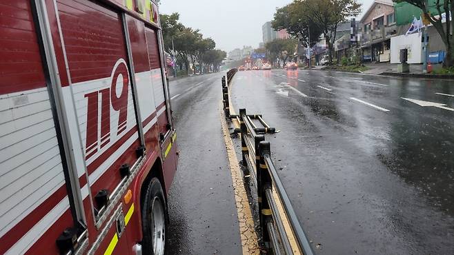 강풍에 쓰러진 중앙분리대를 소방차가 막아선 채 안전 조치를 벌이고 있다. (제주도소방안전본부 제공)