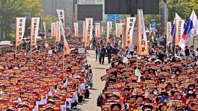 금융노조가 지난달 26일 광화문 사거리에서 총파업 결의 대회를 진행하고 있다. (금융노조)