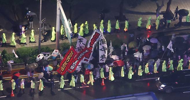 윤석열 전 대통령을 지지하는 보수 성향의 단체들이 지난달 19일 종각 인근에서 ‘반중 시위’ 행진을 하고 있다. 뉴스1