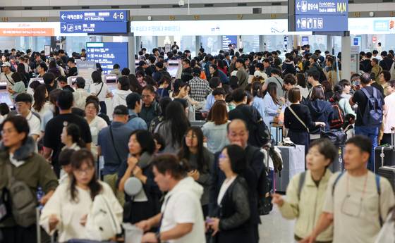 본격적인 추석 연휴가 시작된 3일 오전 인천국제공항 제1여객터미널 출국장이 여행객들로 북적이고 있다. 뉴스1