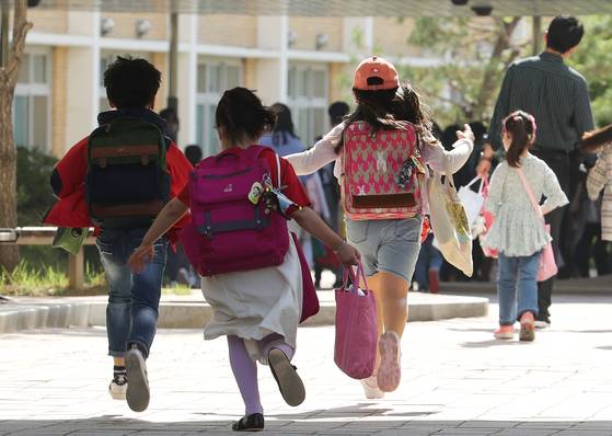 세종시 연양초등학교에서 학생들이 등교하고 있다. 연합뉴스