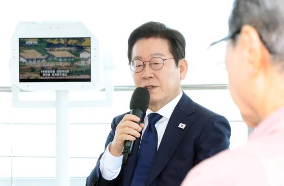 추석 명절을 맞아 이재명 대통령이 3일 인천 강화군 평화전망대에서 열린 실향민과의 대화에서 발언하고 있다. 대통령실사진기자단