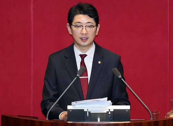 주진우 국민의힘 의원이 지난 8월 25일 국회에서 열린 제428회 국회(임시회) 제2차 본회의에서 '2차 상법 개정안'에 대한 필리버스터(무제한 토론)를 하고 있다. 뉴스1