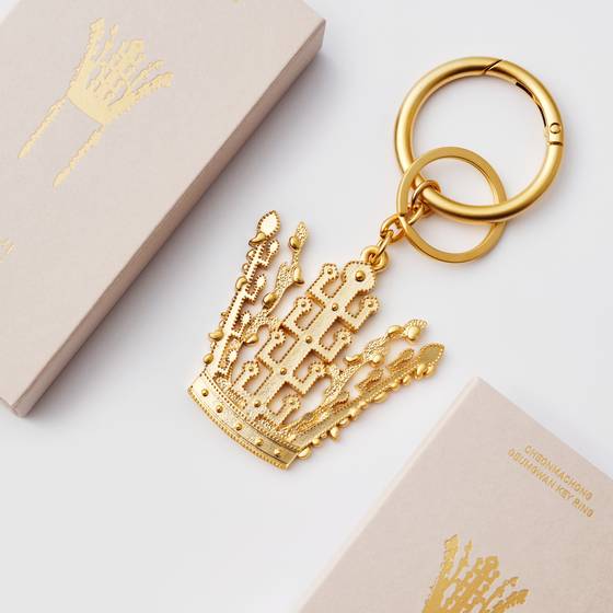 국립박물관문화재단이 경주 APEC 개최를 기념해 한국공예·디자인문화진흥원과 협업으로 선보인 신상 뮷즈(박물관 굿즈). 천마총 금관을 재현한 키링이다. 사진 국립박물관문화재단