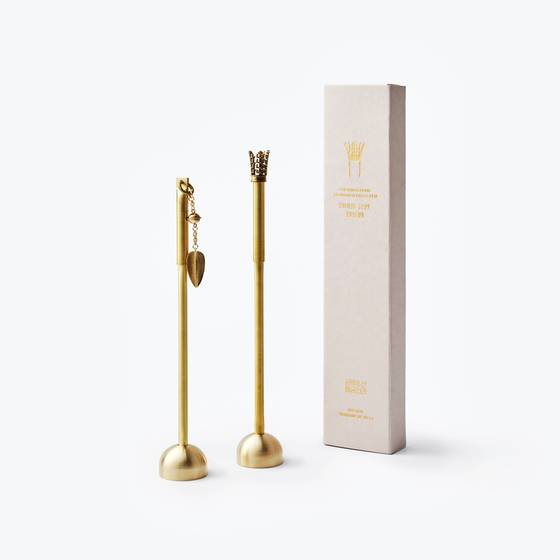 국립박물관문화재단이 경주 APEC 개최를 기념해 한국공예·디자인문화진흥원과 협업으로 선보인 신상 뮷즈(박물관 굿즈). 천마총 금관ㆍ드리개를 모티브로 한 황동펜이다. 사진 국립박물관문화재단