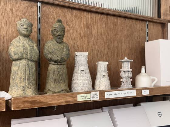 경주 황리단길의 선물가게 '배리삼릉공원'에서 판매하는 전통 굿즈들. 일부는 경주에서 수제 작업을 하는 이들의 작품으로 이곳에서 재판매한다. 강혜란 기자