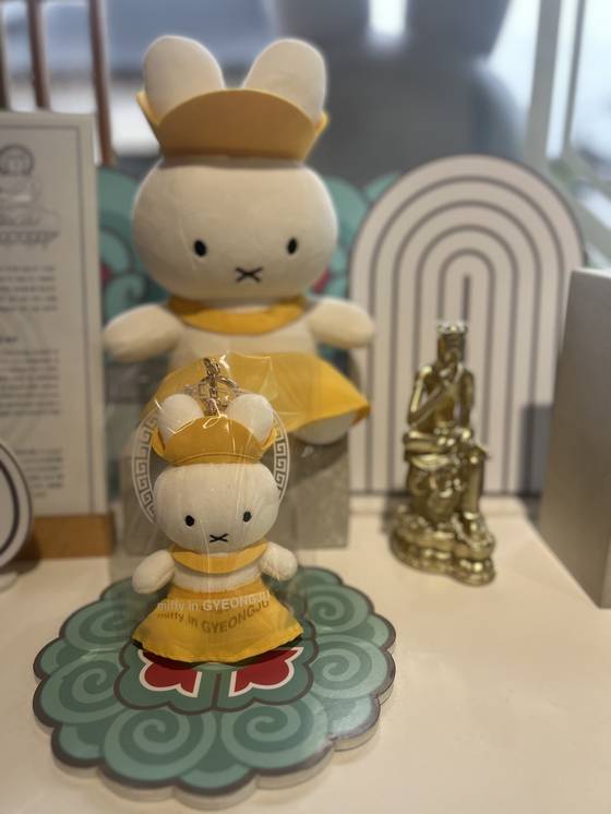 경주 황리단길 '미피스토어'는 토끼 캐릭터 ‘미피’와 경주 문화유산의 만남으로 인기를 끌고 있다. 반가사유상 미피와 석굴암 미피 등 경주 한정판 상품들은 '오픈런' 경쟁까지 부른다. 강혜란 기자