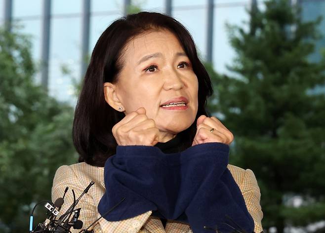 공직선거법·국가공무원법 위반 등 혐의로 체포된 이진숙 전 방송통신위원장이 2일 서울 영등포경찰서로 압송돼 입장을 밝히고 있다. /뉴시스