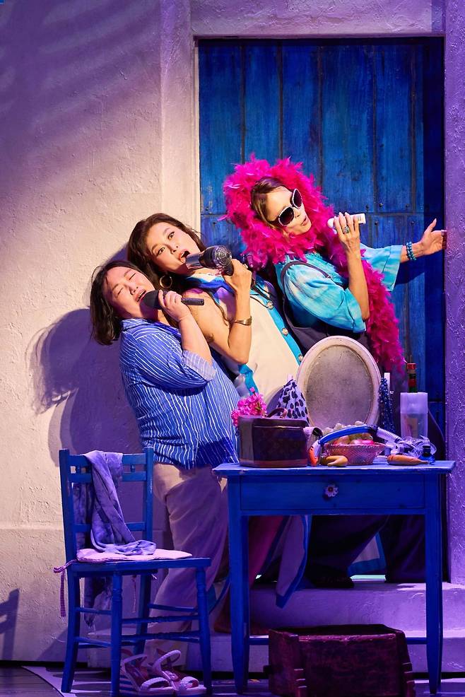 뮤지컬 '맘마미아!'의 한 장면. 오른쪽부터 도나 역의 최정원, 타냐 역의 홍지민, 로지 역의 박준면./사진=신시컴퍼니