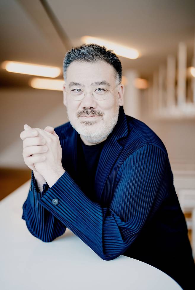 지휘자 앨런 길버트. 빈체로 제공