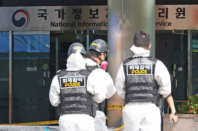 29일 오전 대전 유성구 국가정보자원관리원(국정자원) 화재 현장에서 경찰과 소방 관계자 등의 화재 정밀 감식이 진행되고 있다. 연합뉴스