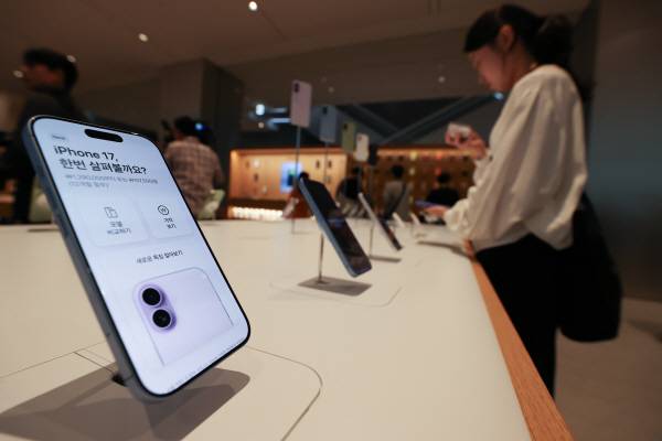 애플의 신제품 아이폰17 시리즈가 지난달 19일 국내에서 공식 출시됐다. 연합뉴스