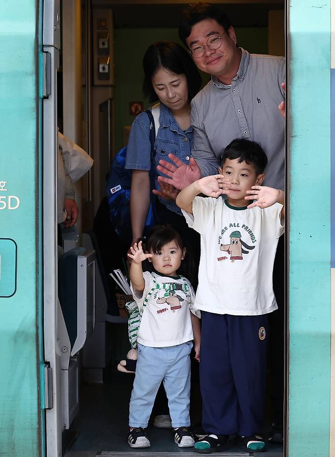 A family boards a train at Seoul Station on Thursday as they head to their hometown for the Chuseok holiday. (Yonhap)