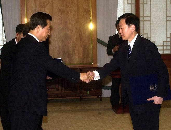 김대중 전 대통령이 2000년 서울 종로구 청와대에서 당시 김하중 외교안보수석비서관에게 임명장을 수여한 뒤 악수하는 모습. 국민일보DB