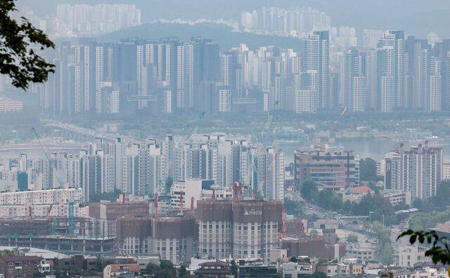 서울 중구 남산에서 서울시내 아파트가 보이고 있다. 뉴시스