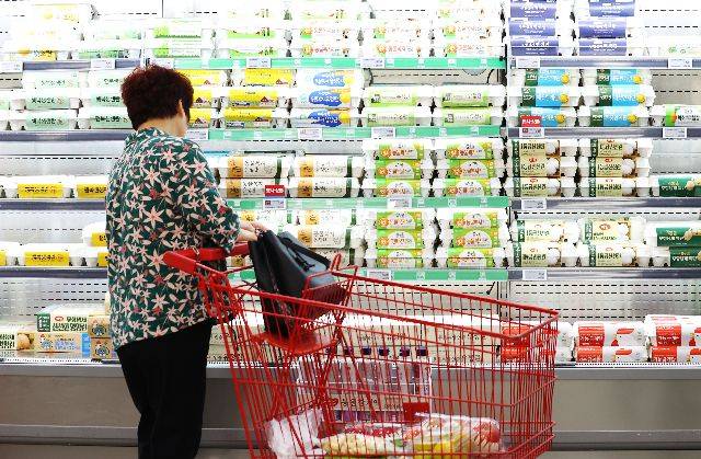 한 시민이 2일 서울시내 대형마트에서 달걀 판매대를 살펴보고 있다. 이날 국가데이터처에 따르면 지난달 소비자물가 상승률은 두 달 만에 2%대로 올라섰다. 명절 수요 등 영향으로 달걀값이 3년8개월 만에 최대 폭으로 올랐고, 가공식품과 축·수산물의 가격 상승세도 이어졌다. 연합뉴스