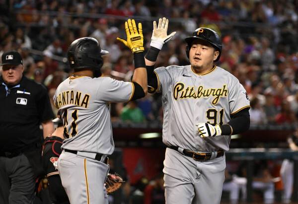 피츠버그 파이어리츠 최지만(오른쪽)이 홈런을 친 후 동료의 환영을 받고 있다. AFP=연합뉴스