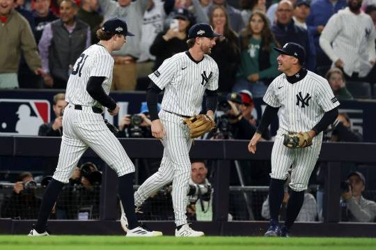 보스턴과 3차전 승리에 기뻐하는 양키스 선수들. 사진[AFP=연합뉴스]