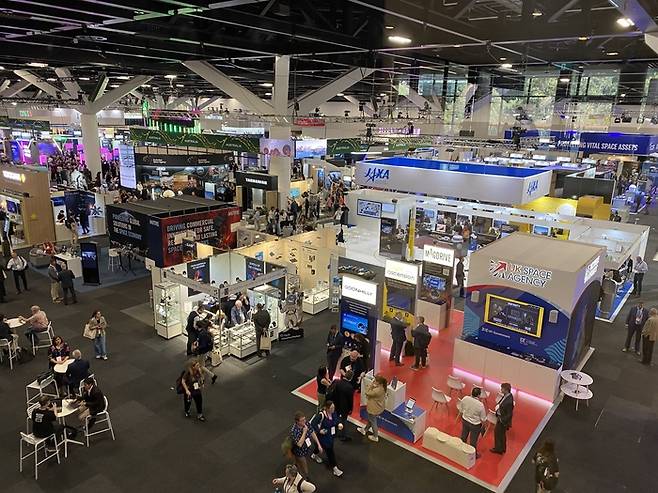 2일(현지시간) 호주 시드니에서 개최된 국제우주대회(IAC) 전시관에는 미국항공우주국(NASA), 일본 우주항공연구개발기구(JAXA) 등 세계 우주개발을 이끌고 있는 유수의 기관은 물론, 스페이스X와 블루오리진 등 세계적 우주기업들이 참가했다. [시드니 고재원 기자]