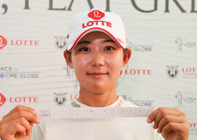롯데 챔피언십 둘째날 10언더파를 몰아치며 LPGA 투어 첫 우승 발판을 마련한 황유민이 스코어카드를 들고 포즈를 취하고 있다. 대홍기획