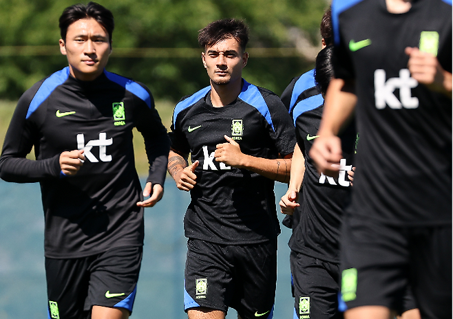 3일(현지시간) 미국 뉴욕주 아이칸 스타디움에서 진행된 한국 축구 대표팀 훈련에서 옌스 카스트로프가 몸을 풀고 있다. 사진=연합뉴스