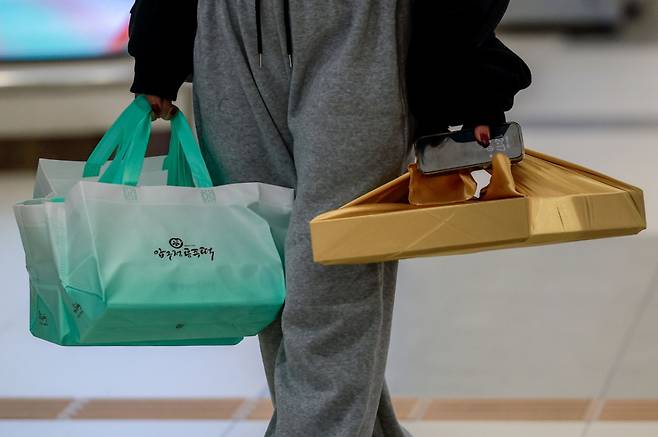 2일 서울 서초구 서울고속버스터미널에서 한 시민이 선물을 들고 이동하고 있다. /사진=뉴시스.