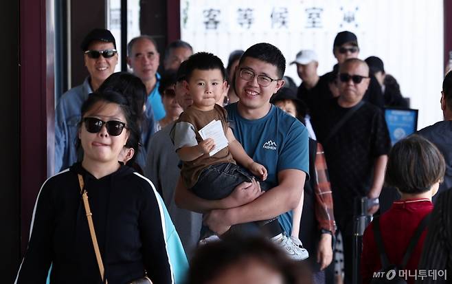 중국 단체관광객의 무비자 입국이 시작된 29일 서울 중구 신라면세점 서울점에서 중국인 관광객들이 면세점을 둘러보고 있다.  정부는 9월 29일부터 내년 6월 30일까지 중국인 단체관광객의 무비자 입국을 허용하기로 했다. 이 기간 중국인 단체관광객들은 15일 범위 내에서 무비자로 입국해 관광할 수 있다.  2025.9.29/사진=뉴스1 /사진=(서울=뉴스1) 김성진 기자