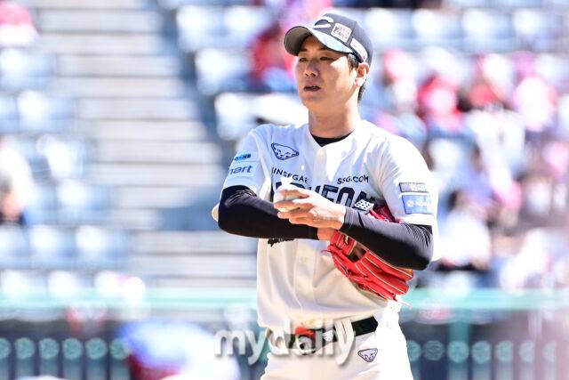 21일 오후 인천SSG랜더스필드에서 진행된 '2025 신한 SOL뱅크 KBO 리그' 두산-SSG의 경기. SSG 선발 김광현이 1회초 선두타자 안재석에게 홈런을 허용한 뒤 아쉬워 하고 있다./마이데일리