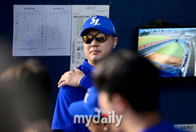 2025년 8월 27일 오후 서울 잠실구장에서 열린 '2025 신한 SOL뱅크 KBO 리그' 삼성 라이온즈와 두산 베어스의 경기. 삼성 박진만 감독이 지켜보고 있다./마이데일리