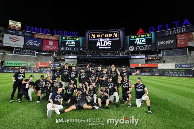 양키스 선수들이 아메리칸리그 디비전시리즈행을 확정한 후 기뻐하고 있다. /게티이미지코리아