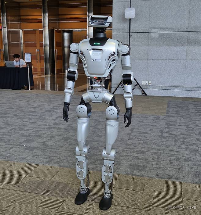 중국 림엑스 다이내믹스(Limx Dynamics)가 지난 1일 서울 삼성동 코엑스에서 열린 ‘휴머노이드 2025 콘퍼런스’에서 휴머노이드 로봇 ‘오리(Oli)’를 시연하고 있다. 김현일 기자