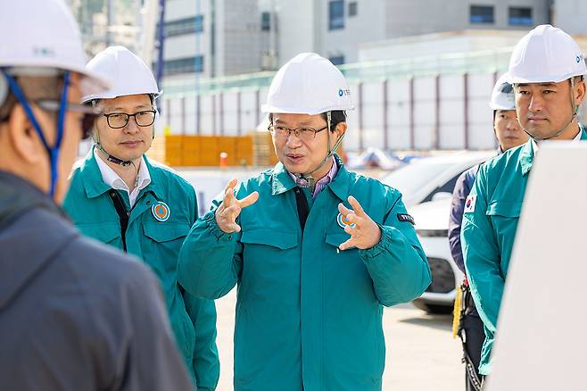 최호권 영등포구청장 현장 방문 관계자와 대화