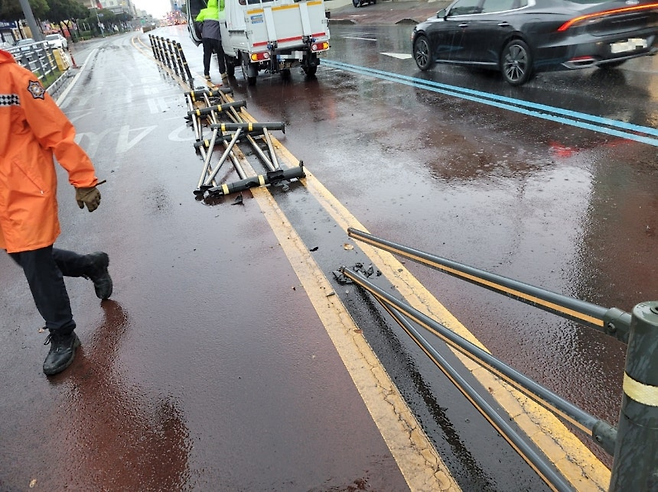 강풍에 파손된 도로 중앙분리대 [제주도소방안전본부 제공]