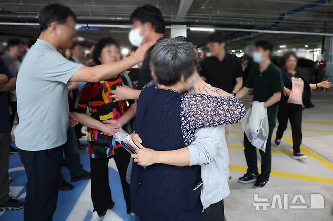 [인천공항=뉴시스] 황준선 기자 = 12일 오후 인천국제공항 제2터미널 장기주차장에서 미국 조지아주(州) 현대차그룹-LG에너지솔루션 배터리 합작 공장 건설 현장에서 체포된 뒤 구금된 300여 명의 한국인 직원들이 한국으로 귀국하면서 가족들과 만나고 있다. (공동취재) 2025.09.12. photo@newsis.com