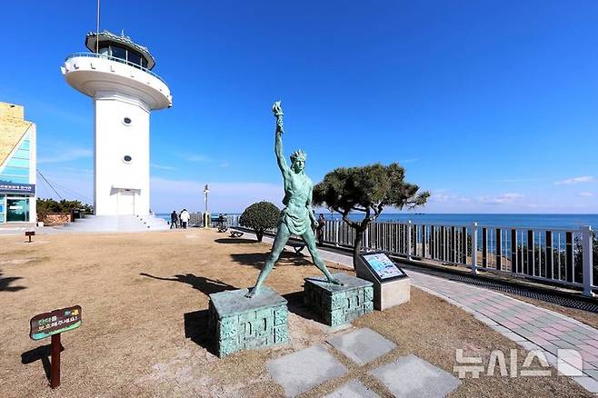 [서울=뉴시스]울산 간절곶등대와 등대 주변 조형작품. (사진 = 한국항로표지기술원 제공)