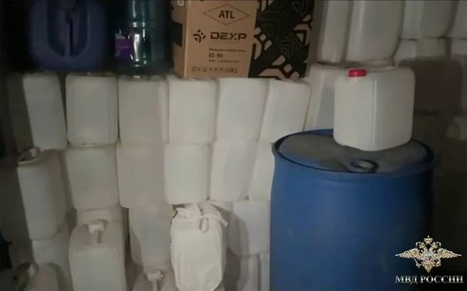 [뉴시스] 러시아 당국이 압수한 불법 보드카. (사진=East2West) 2025.10.2 *재판매 및 DB 금지