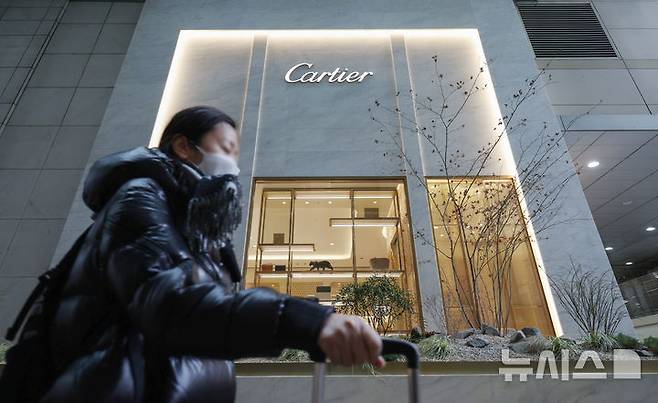 [서울=뉴시스] 김진아 기자 = 사진은 16일 서울의 한 백화점 까르띠에 매장. 2025.01.16. bluesoda@newsis.com