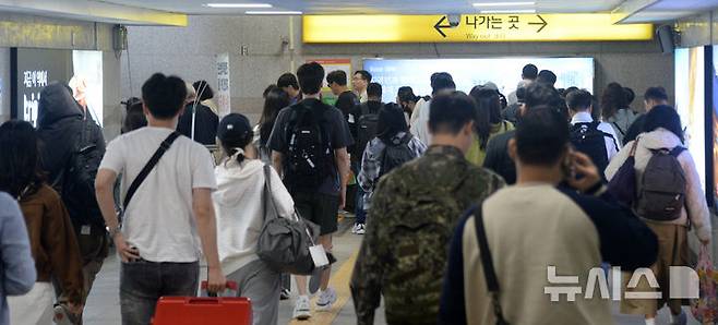 [전주=뉴시스] 김얼 기자 = 추석과 대체공휴일 등으로 이어지는 연휴를 하루 앞둔 2일 전북 전주시 전주역에 고향을 찾은 귀성객들로 발길이 이어지고 있다. 2025.10.02. pmkeul@newsis.com