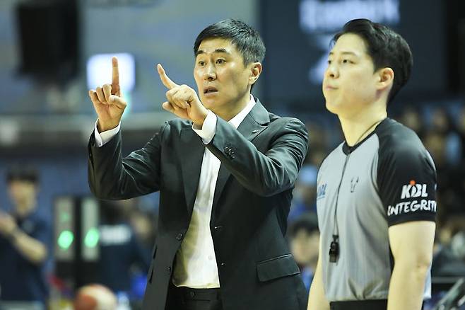 [서울=뉴시스] 프로농구 부산 KCC의 이상민 감독. (사진=KBL 제공)  *재판매 및 DB 금지