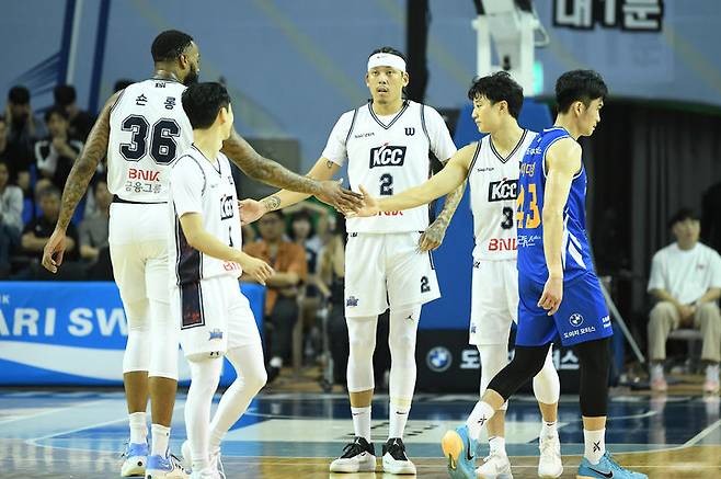 [서울=뉴시스] 프로농구 부산 KCC 선수단. (사진=KBL 제공) *재판매 및 DB 금지