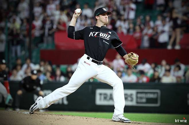 [서울=뉴시스] 프로야구 KT 위즈 패트릭 머피가 25일 인천 SSG랜더스필드에서 열린 2025 신한 쏠뱅크 KBO리그 SSG 랜더스와의 경기에 등판해 공을 던지고 있다. (사진=KT 위즈 제공) 2025.09.25.