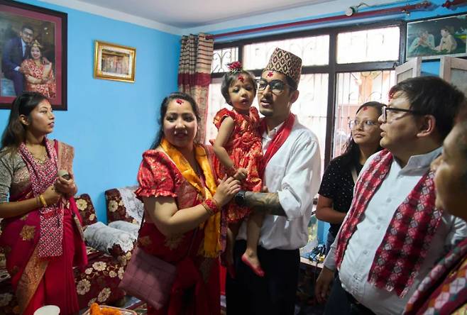 자택에서 부모와 사진을 찍는 아리아타라 샤카 [AP뉴스]