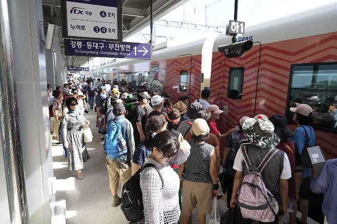 많은 관광객으로 붐비는 울진역. 울진군 제공