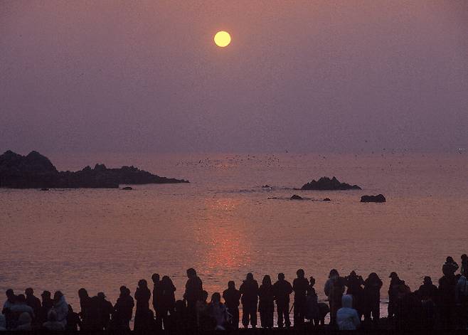 문무대왕릉 해맞이. 경주시 제공