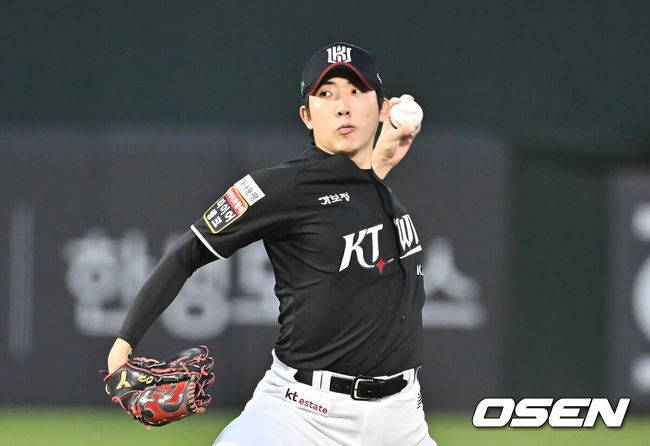 [OSEN=부산, 이석우 기자] 26일 부산 사직야구장에서 2025 신한 SOL 뱅크 KBO 리그 롯데 자이언츠와 KT 위즈의 경기가 열렸다. KT 위즈 선발 투수 오원석이 역투하고 있다. 2025.08.26 / foto0307@osen.co.kr