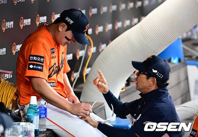[OSEN=대전, 지형준 기자] 한화 양상문 투수코치가 김서현을 격려하고 있다. 1사 만루에 마운드 오른 김서현은 LG 박동원에 희생플라이를 허용하며 동점을 허용했다. 2025.06.14 /jpnews@osen.co.kr