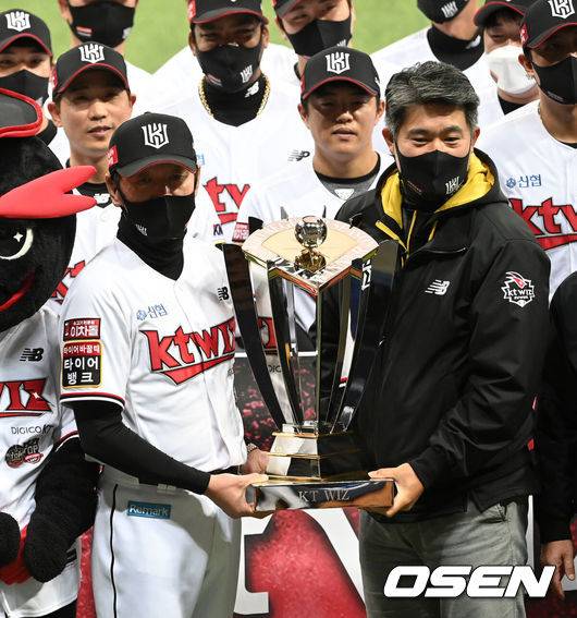 [OSEN=고척, 이대선 기자] 14일 오후 서울 고척스카이돔에서 KT 위즈와 두산 베어스의 2021시즌 KBO리그 한국시리즈 1차전이 열렸다.경기에 앞서 KT 위즈 이강철 감독과 이숭용 단장이 정규시즌 우승 시상식을 하고 있다. /sunday@osen.co.kr