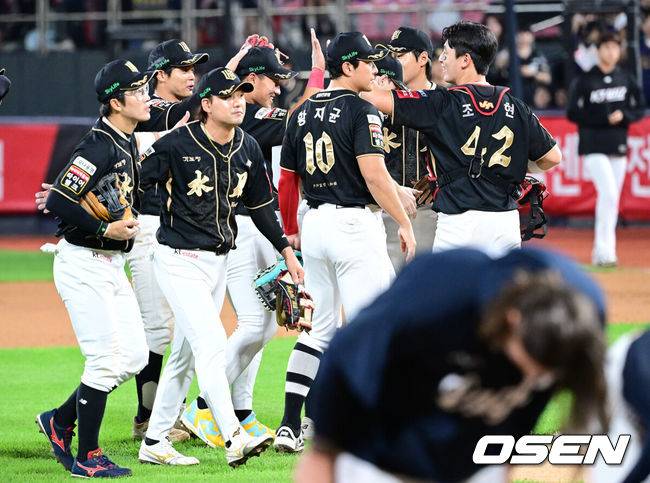 [OSEN=수원, 최규한 기자] 프로야구 KT 위즈가 한화 이글스 코디 폰세에게 첫 패전을 안기며 5위 자리를 사수했다.&nbsp;KT는 20일 수원 KT위즈파크에서 열린 2025 신한 SOL Bank KBO리그 한화와의 홈경기를 4-2로 승리했다.&nbsp;안현민이 시즌 21호 스리런 홈런 포함 3타수 2안타 4타점 1볼넷으로 맹타를 휘두르며&nbsp;폰세를 무너뜨렸다. 폰세는 5이닝 4실점으로 개막 이후 최다 17연승을 마감,&nbsp;시즌 28경기 만에 첫 패전을 당했다.&nbsp;경기를 마치고 승리한 KT 선수들이 하이파이브를 나누고 있다. 2025.09.20 / dreamer@osen.co.kr